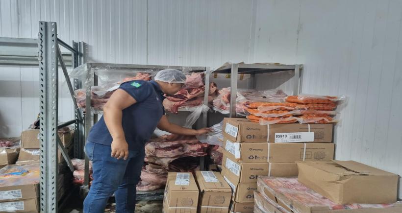 Procon-RJ descarta mais de meia tonelada de alimentos impróprios em fiscalização de mercados