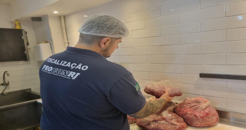 SEDCON e PROCON-RJ descartam 730 quilos de alimentos impróprios para consumo