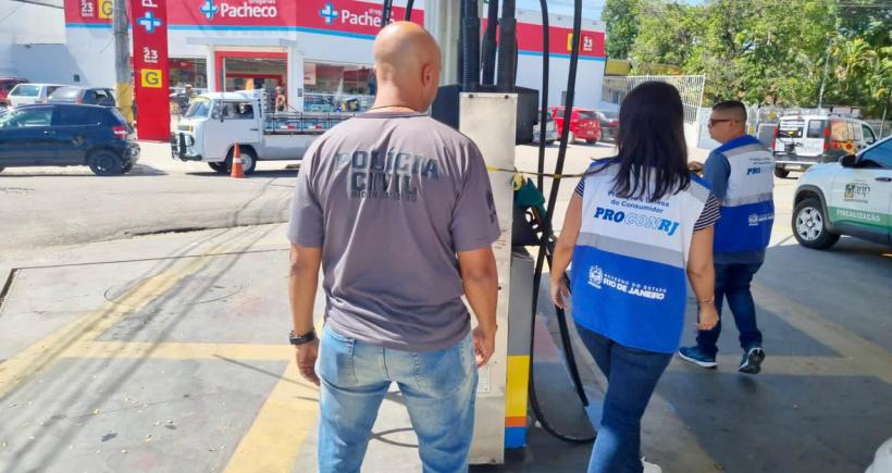 Procon RJ, ANP e Polícia Civil interditam dois postos por adulteração nos combustíveis