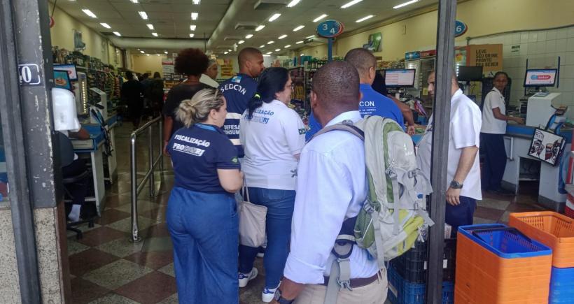 SEDCON e PROCON-RJ descartam mais de 63 kg de alimentos impróprios para consumo