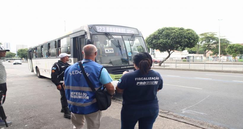 SEDCON e PROCON-RJ realizam fiscalização em ônibus para apurar falta de ar-condicionado