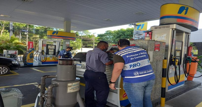 Procon-RJ está fiscalizando antecipação de aumento nos postos de combustíveis