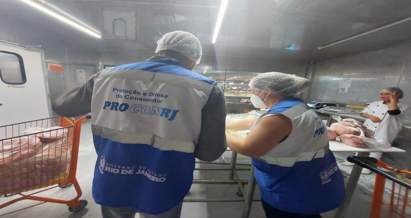 Procon-RJ descarta cerca de 280kg de alimentos impróprios para o consumo e interdita dois ônibus