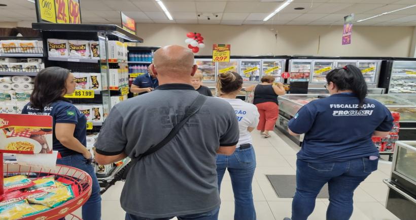 Procon-RJ e Decon descartam mais de 400kg de alimentos impróprios ao consumo