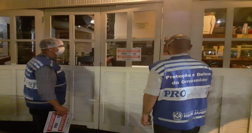 Procon RJ interdita bar com alimentos vencidos na Zona Sul