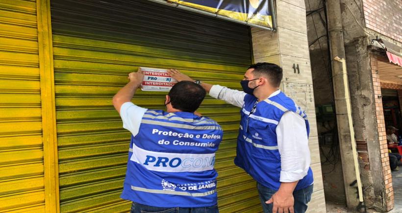 Procon-RJ interdita dois locais e descarta mais de 300kg de produtos impróprios ao consumo