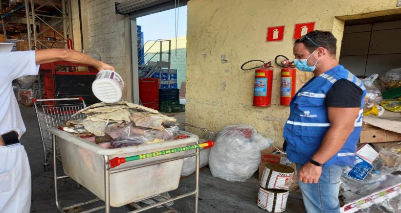 Procon-RJ descarta mais de uma tonelada e meia de alimentos impróprios para o consumo em supermercados