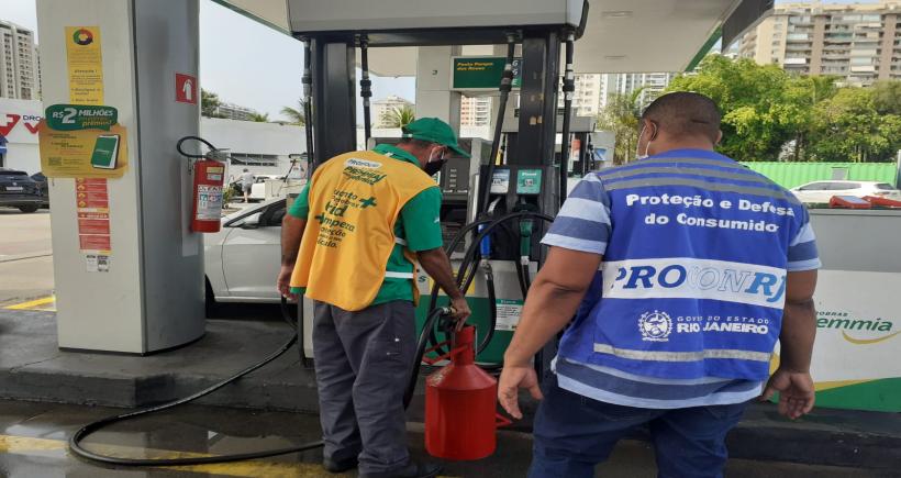 Procon-RJ e ANP realizam operação de fiscalização em postos de combustíveis da Zona Oeste