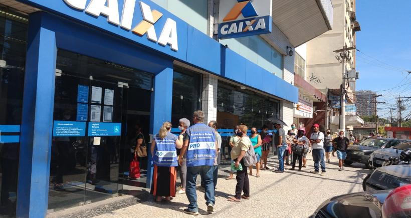 Procon-RJ flagra consumidores aguardando cerca de 4h na Caixa Econômica para serem atendidos