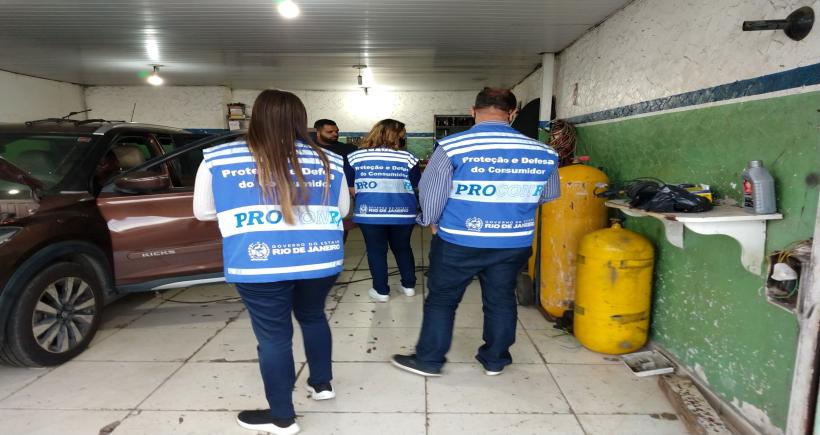 Procon-RJ interdita doze instaladoras de gás natural veicular