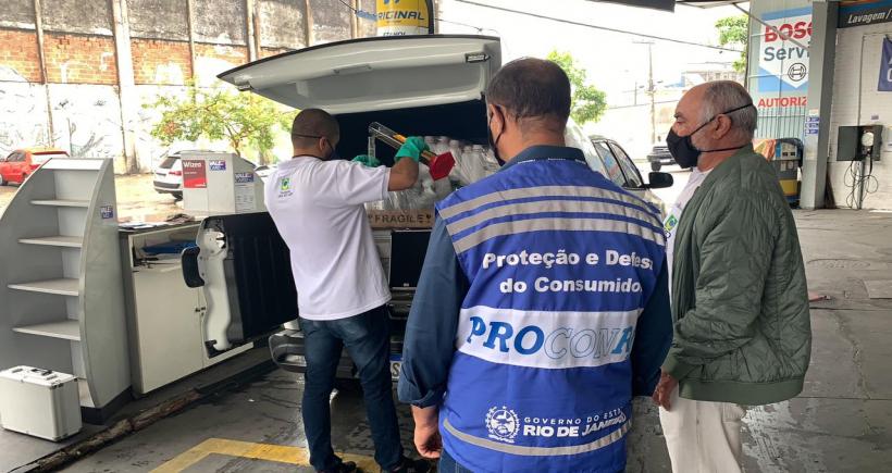 Ação conjunta entre Procon-RJ, ANP, IPEM, INMETRO e Polícia Civil lacra bombas de combustível de pos