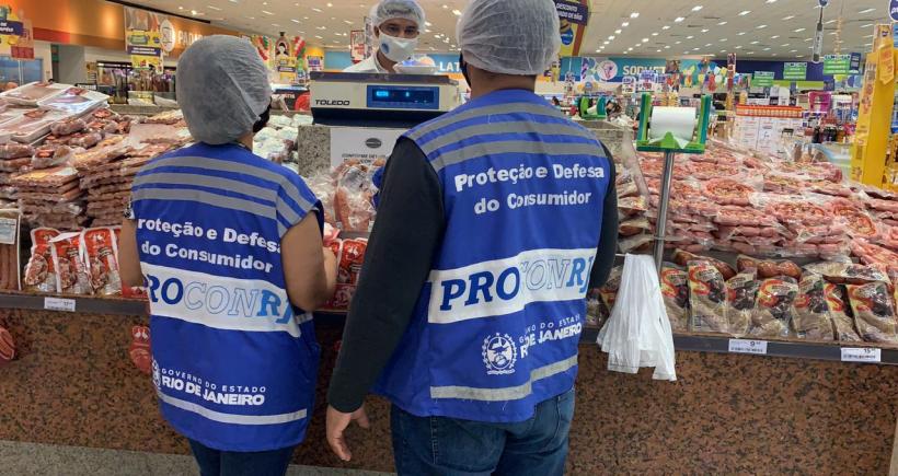 Procon-RJ descarta quase 100 kg de alimentos impróprios para o consumo em supermercados