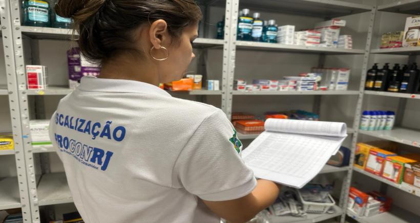 Procon-RJ e Delegacia do Consumidor apreendem mais de cem frascos de produto proibido pela Anvisa