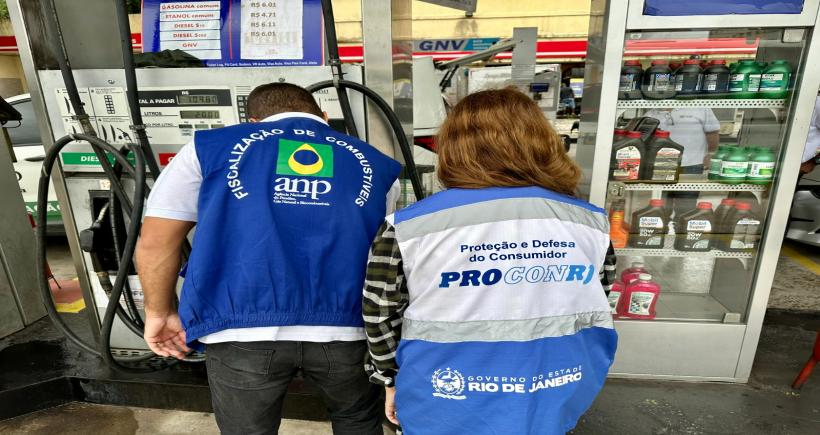 Operação da ANP, com apoio do Procon RJ, apreende cerca de 30 litros de óleo lubrificante