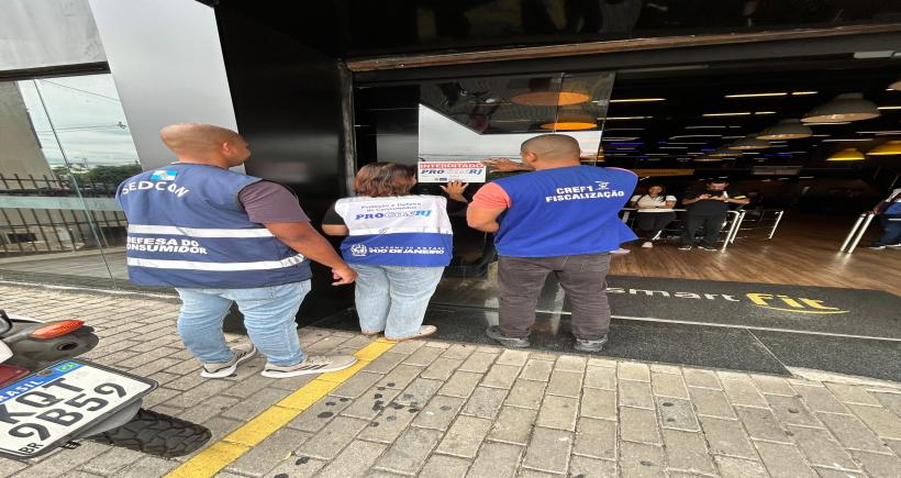 fiscais interditam academia 