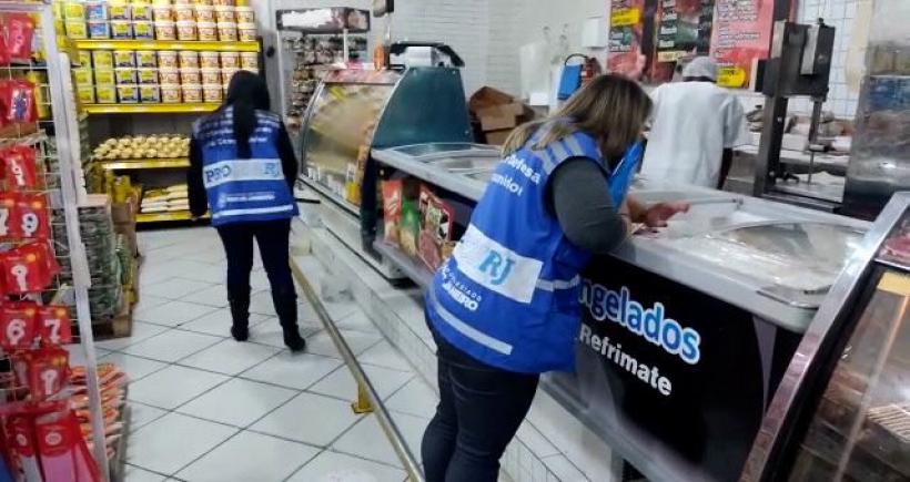 Procon-RJ descarta mais de 130 kg de alimentos impróprios para o consumo