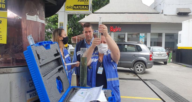 Procon Estadual flagra publicidade enganosa, produtos vencidos e lacra dois bicos de combustíveis