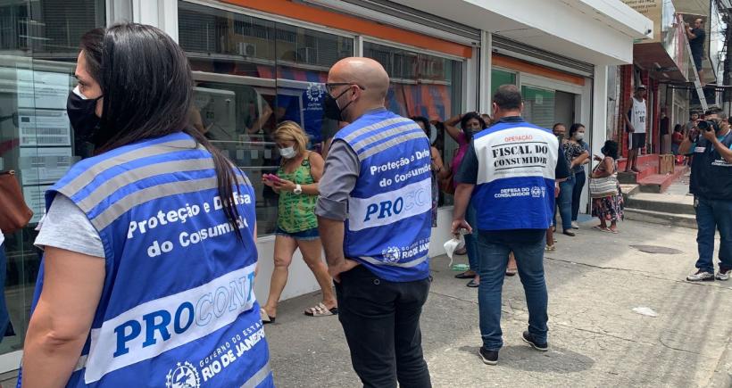 Procon-RJ flagra agências bancárias com fila para atendimento de três horas na Baixada Fluminense
