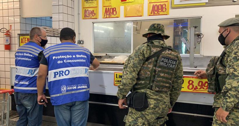 Procon-RJ descarta mais de uma tonelada de alimentos impróprios em comunidades da Zona Oeste