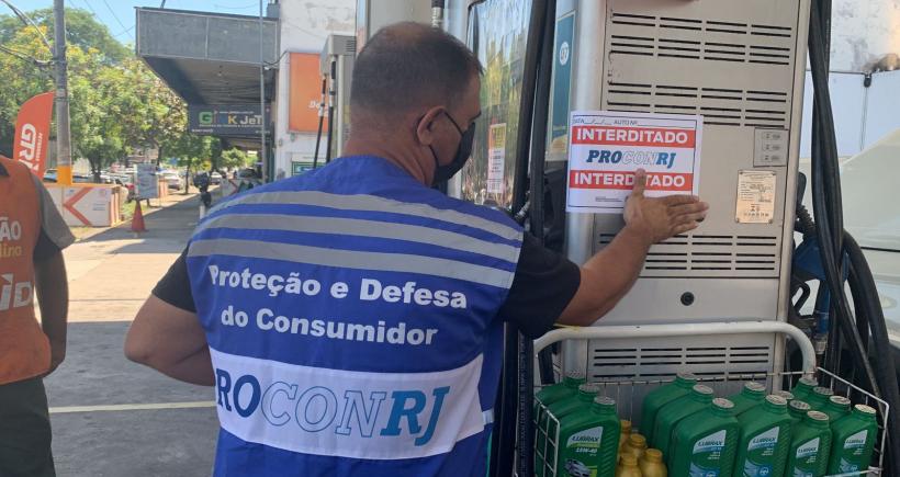 Procon-RJ lacra bicos de bombas de combustíveis em dois postos da Zona Norte