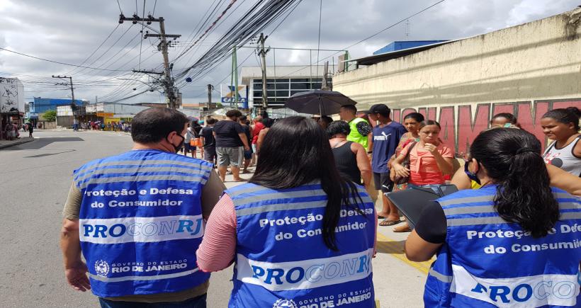 Procon-RJ flagra filas em bancos com cerca de 200 pessoas na Baixada Fluminense
