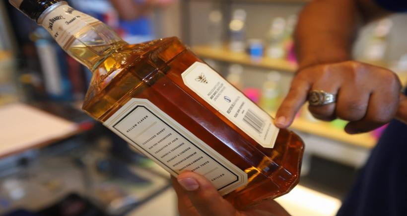 SEDCON, PROCON-RJ, DECON e SEFAZ apreendem mais de 70 litros de bebidas impróprias em Niterói