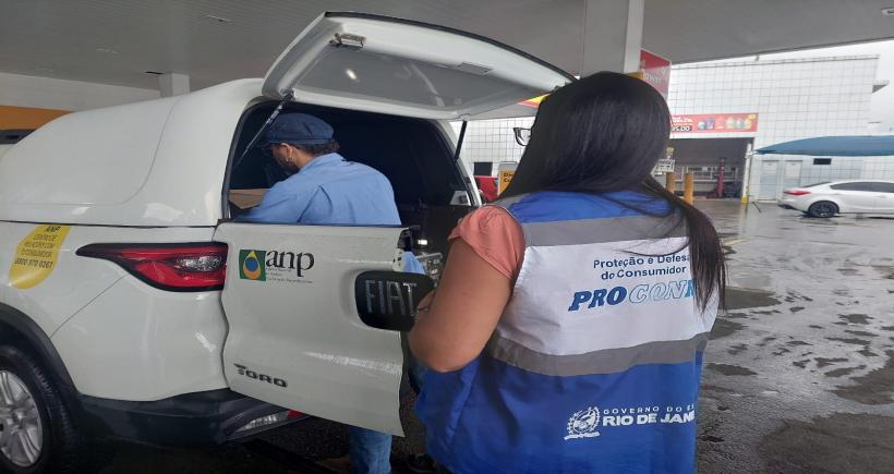 Procon RJ, Decon e ANP, interditam os bicos de gasolina de posto na zona oeste por má qualidade