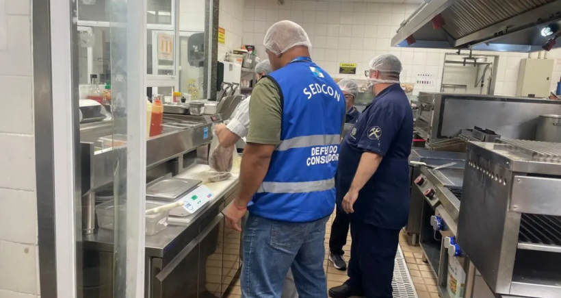 Hotéis em Copacabana são flagrados com alimentos vencidos em fiscalização