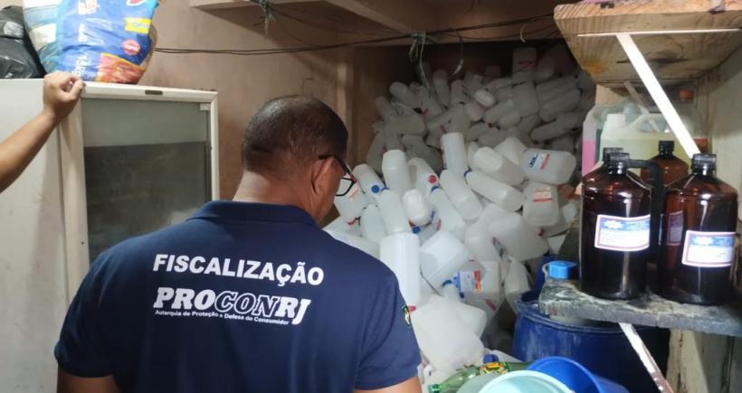 Procon-RJ e Polícia Civil impedem a venda de mais de 1.700 l. de produtos de limpeza na Zona Oeste