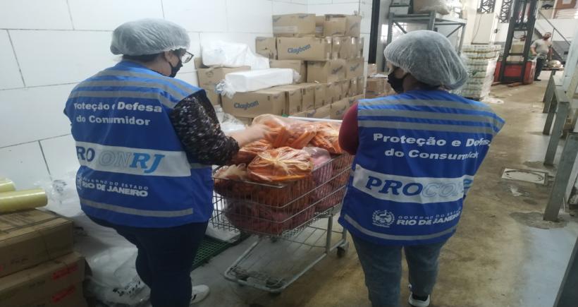 Procon-RJ descarta mais de 218kg de carne em supermercado de São Gonçalo