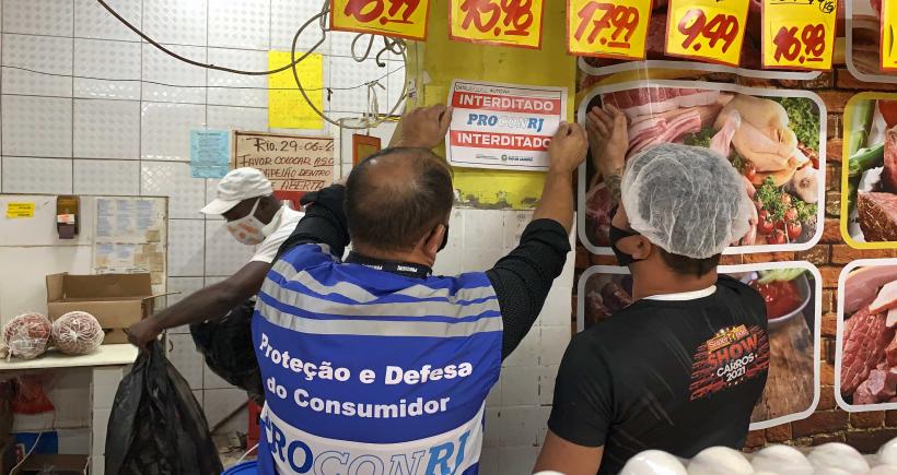 Procon-RJ descarta mais de meia tonelada de alimentos em ação realizada em supermercados