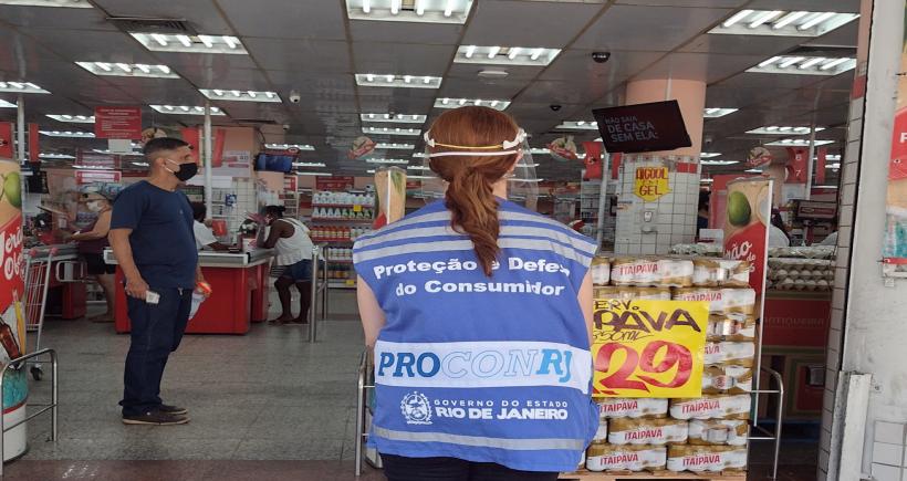 Procon-RJ descarta 60kg de carne vencida há 2 meses em supermercado de Niterói