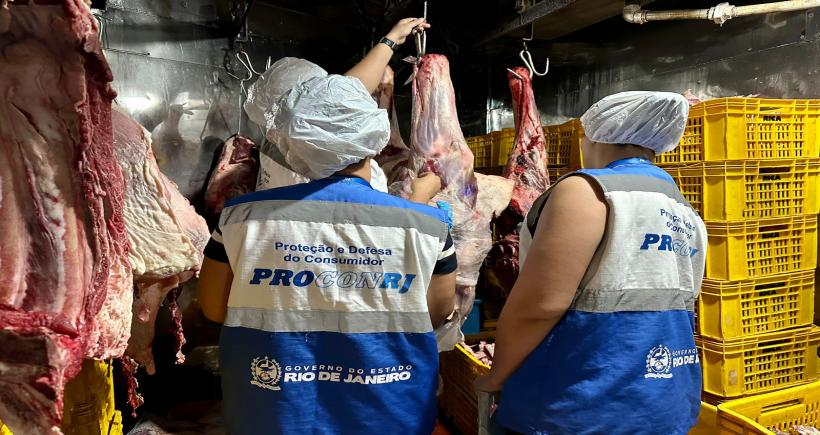 Procon RJ e Polícia Civil descartam mais de 400 quilos de alimentos impróprios na Baixada Fluminense