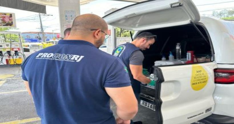 Procon-RJ participa de operação Noel na Bomba em postos de combustíveis na Zona Oeste do Rio