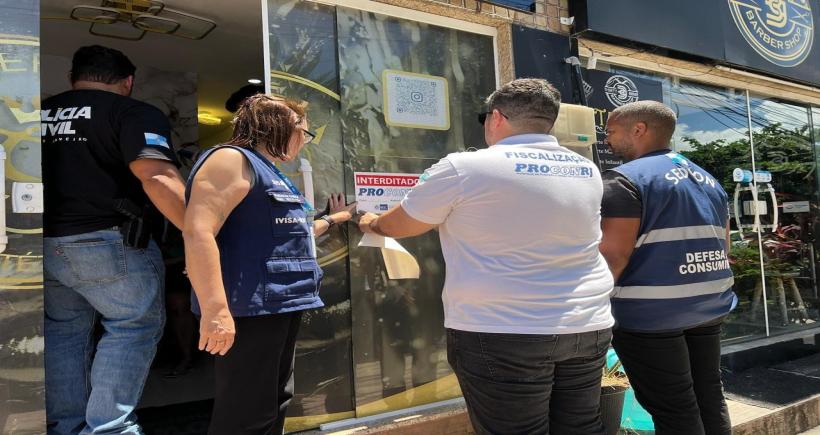Clínica de bronzeamento artificial é interditada na Zona Oeste do Rio durante fiscalização