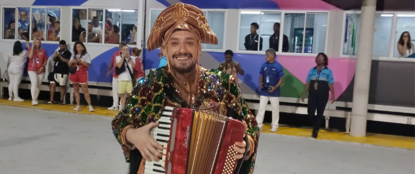 Roquette-Pinto acompanha de perto a emoção do primeiro dia da Série Ouro na Sapucaí