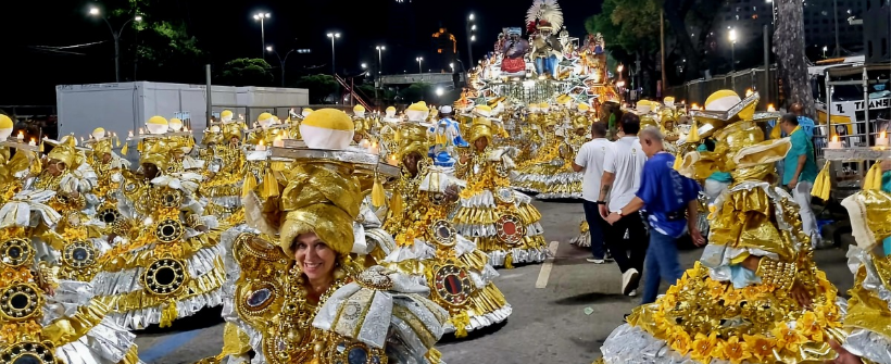 Rádio Roquette-Pinto marca presença na terceira noite de desfiles do Grupo Especial no Sambódromo