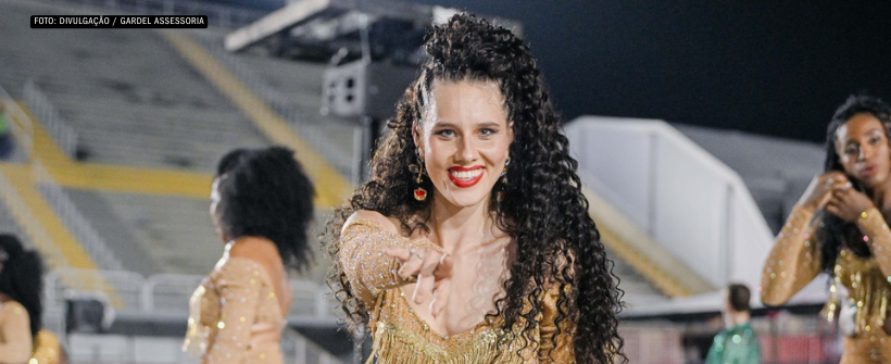 Julia Solis brilha na Sapucaí como passista da Mocidade e se prepara para estreia como rainha de bateria da Alegria do Vilar