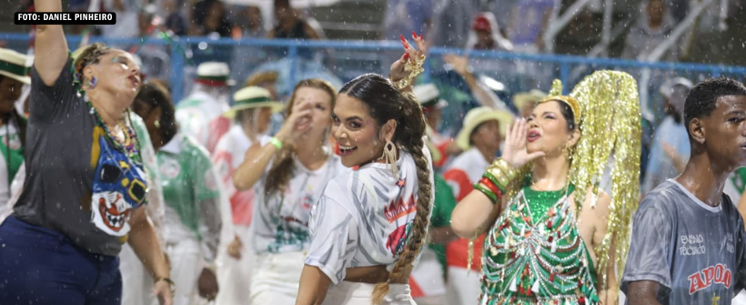  Influenciadora Teresa Rachel e a atriz Fabiana Karla brilham juntas na chuva no ensaio da Grande Rio
