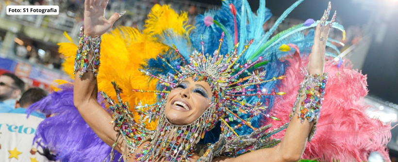 Sabrina Sato segue como Rainha de Bateria da Vila Isabel para 2027. A escola, que já renovou com todos os segmentos para o Carnaval de 2027, acaba de confirmar também a permanência da rainha de bateria Sabrina Sato. À frente da bateria da azul e branca de Noel há 15 anos, a apresentadora seguirá no posto para mais um desfile. Figura marcante na história da escola, Sabrina é uma das rainhas mais longevas do Carnaval carioca e mantém uma forte ligação com a comunidade de Vila Isabel, sendo presença constante 