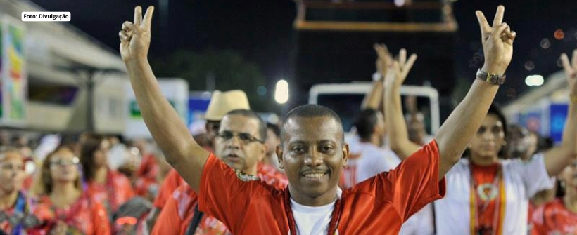 Mestre Chuvisco renova com a Estácio de Sá para 2027. A Estácio de Sá anunciou na manhã desta terça-feira, 07, a renovação de Mestre Chuvisco, que comandará pela 17ª vez a bateria Medalha de Ouro. Desde 2009 no comando dos ritmistas da vermelha e branca. No desfile deste ano, a bateria estaciana conquistou nota máxima de todos os jurados da Série Ouro. A Agremiação terminou a apuração na sexta colocação com o enredo "Tata Tancredo, o Papa negro no terreiro do Estácio". Foto: Divulgação.