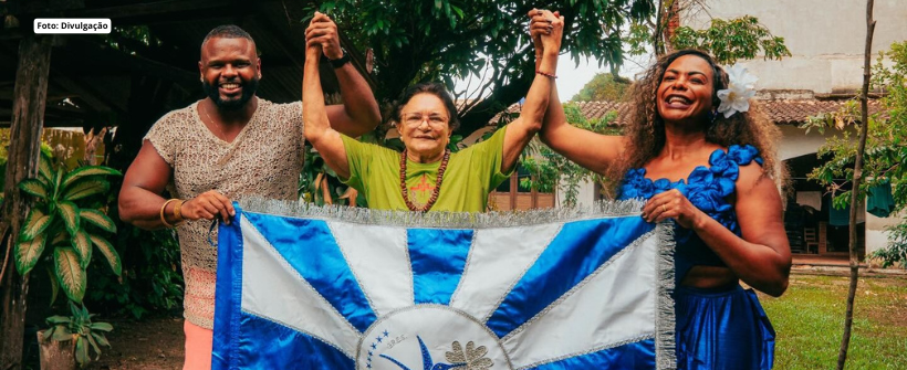 Beija-Flor define enredo para 2027. A Beija-Flor de Nilópolis definiu o enredo que levará à Marquês de Sapucaí no Carnaval 2027. Com o título “Zeneida: O Sopro do Pó de Louro”, a agremiação apresentará a trajetória de Zeneida Lima, reconhecida como a última pajé marajoara, uma das principais referências culturais do arquipélago do Marajó, no Pará, e também como destaque nacional por sua atuação como ambientalista. Sua trajetória foi registrada no livro O Mundo Místico dos Caruanas da Ilha do Marajó (1992), 