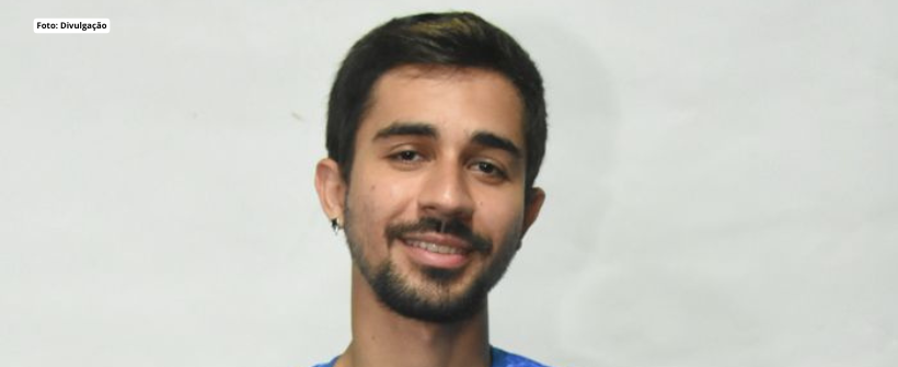 Unidos da Ponte renova com o enredista para o Carnaval 2027. Vivendo um momento estratégico, ressaltando a confiança da agremiação no trabalho de Cleiton Almeida, a Unidos da Ponte anuncia a permanência do pesquisador, que se tornou um nome bastante requisitado após passagens premiadas por escolas da Série Ouro carioca e pelo Carnaval de São Paulo. Doutorando em Artes Visuais pela Universidade Federal do Rio de Janeiro (UFRJ) e mestre pela Universidade Federal Fluminense (UFF), Cleiton traz para a Azul e Br