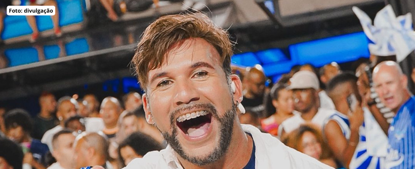 Portela renova com Jan Oliveira como diretor artístico. A Portela renovou com Jan Oliveira como diretor artístico para o Carnaval 2027. No projeto “Ao mestre, com carinho”, desenvolvido pelo carnavalesco Paulo Barros, Jan seguirá responsável pelos shows e pelas performances artísticas da escola. Entre 2023 e 2025, Jan atuou como coreógrafo de alas e carros. Em 2026, assumiu a direção artística da agremiação, função que seguirá exercendo no próximo ciclo da azul e branco. Para o Carnaval 2027, a Portela leva