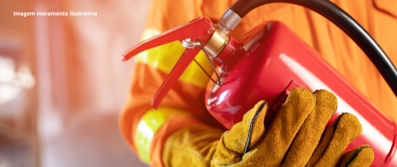 Bombeiros controlam incêndio em imóvel no Centro do Rio