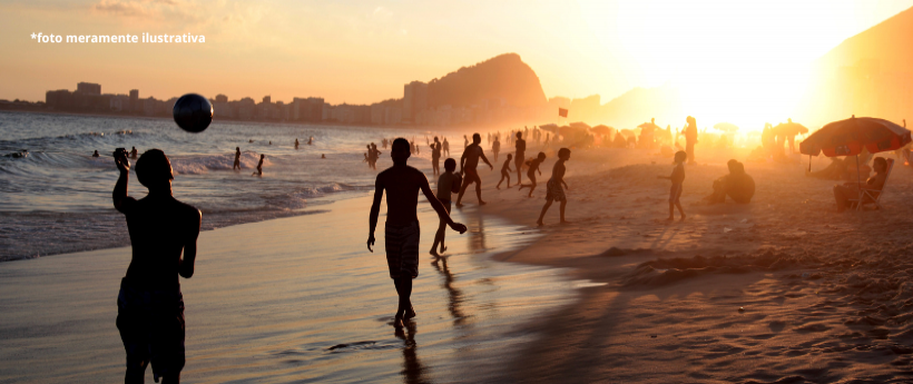 Cariocas buscam praias após dia mais quente do verão