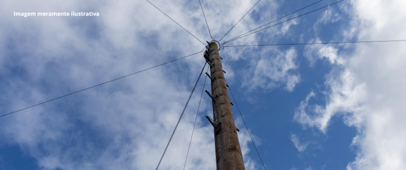 Batidas em postes deixam milhares sem energia no Rio