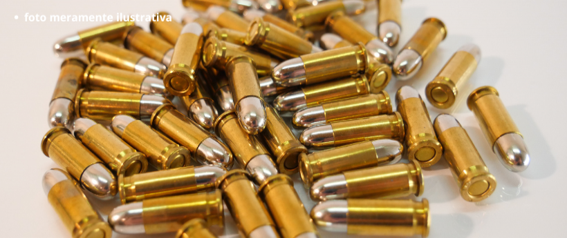 A Polícia Rodoviária Federal prendeu dois homens que tentavam sair do Rio com uma arma, centenas de munições e acessórios táticos camuflados, durante uma abordagem na BR-116, em Teresópolis, na Região Serrana. De acordo com a corporação, os criminosos fugiram do Complexo do Alemão, onde atuavam na facção Comando Vermelho. A dupla viajava em um ônibus fretado que saiu da cidade do Rio, passando pelas comunidades do Complexo do Alemão, Rocinha e Rio das Pedras, com destino ao município cearense de Guaraciaba 