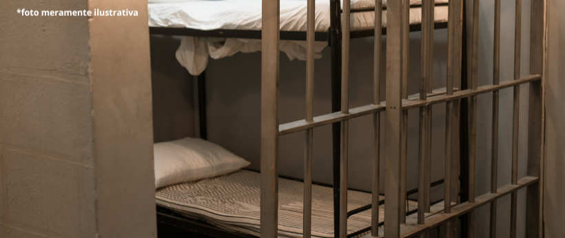 Quatro pessoas foram presas em uma operação contra administradores de um bingo clandestino ligado aos bicheiros Rogério de Andrade e Gustavo de Andrade.// A casa de apostas Espaço Classe A Recreio fica no Recreio dos Bandeirantes, na Zona Sudoeste.//De acordo com o Ministério Público, seis pessoas foram denunciadas pelo crime de organização criminosa, e quatro foram alvos de mandados de prisão preventiva.// Segundo denúncias, um alto volume de dinheiro era movimentado diariamente no local e prejuízos financ