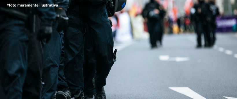 Policiamento em Paraty é Reforçado Diante do Avanço do Crime Organizado O policiamento em Paraty foi reforçado por tempo indeterminado, com ações ostensivas e repressivas, devido ao aumento das ações do crime organizado. O Disque Denúncia registra um crescimento de 360% entre 2022 e 2025 nos relatos relacionados ao tráfico de drogas. A ação de combate à criminalidade une a Polícia Militar e a Prefeitura. Entre as medidas previstas pela Polícia Militar estão operações nas praias, com a utilização de embarcaç